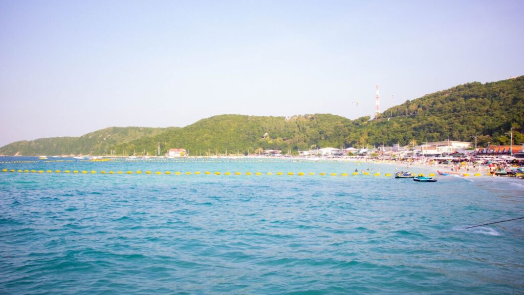 หาดเกาะล้าน มีกี่หาด? รวม 8 หาดสวย หาดไหนดี พร้อมวิธีไป 2 หาดตาแหวน เกาะล้าน หาดทรายขาว น้ำทะเลใส