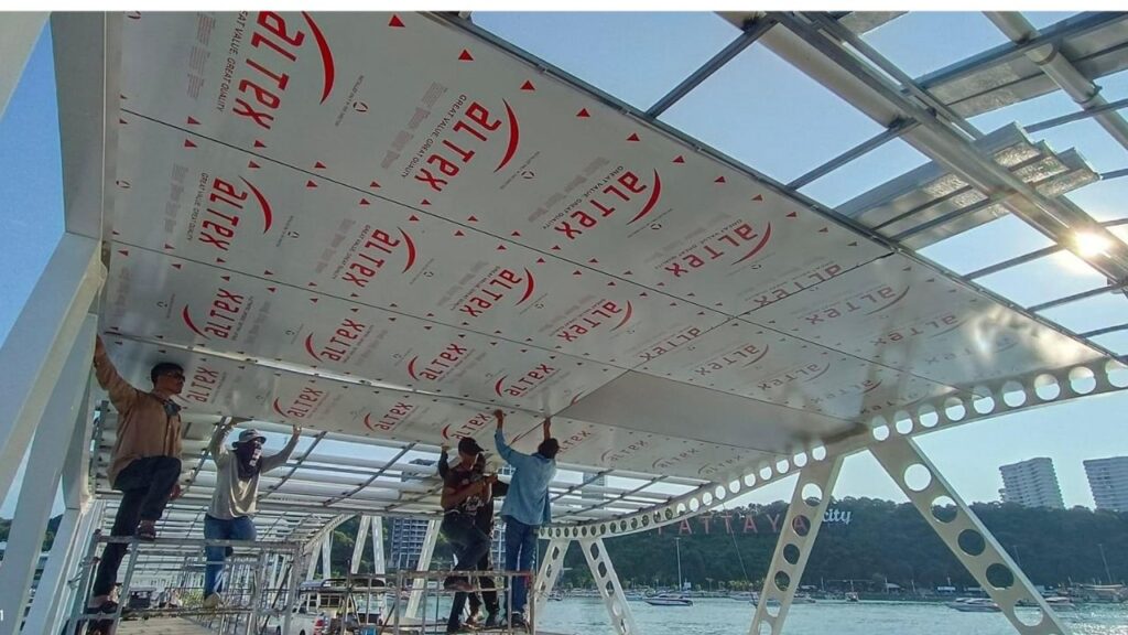 โครงการก่อสร้างหลังคาทางเดินสะพานท่าเทียบเรือแหลมบาลีฮาย 5 KohLarn.co 2024 09 28T221613.536