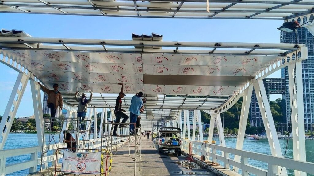 โครงการก่อสร้างหลังคาทางเดินสะพานท่าเทียบเรือแหลมบาลีฮาย 4 KohLarn.co 2024 09 28T221709.115