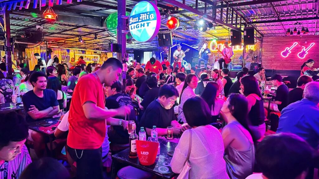 บรรยากาศร้าน One-More Bar Kohlan